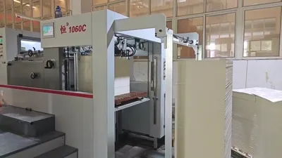Máquina de corte e vinco plana automática
