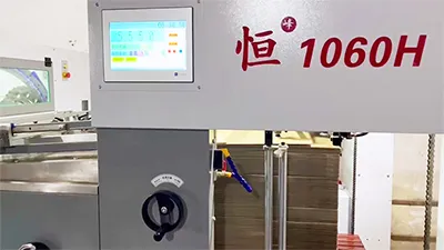 Máquina de corte e vinco plana automática com unidade de descarte
