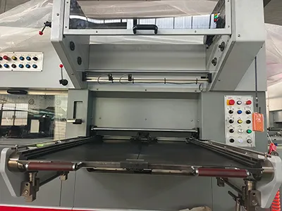Máquina de corte e vinco plana automática com unidade de descarte (até 700 ton)