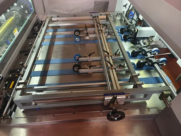 Máquina de corte e vinco plana automática com hot stamping (até 700 ton)